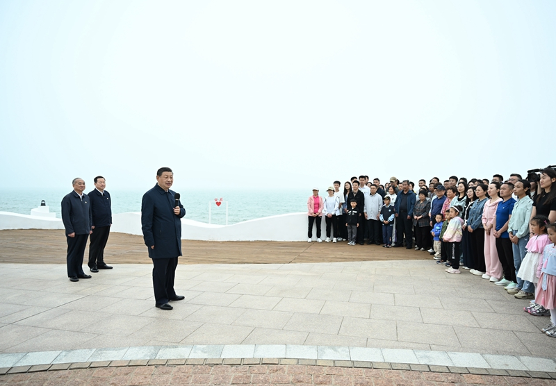 5月22日至24日，中共中央总书记、国家主席🦪🧑🏼‍⚖️、中央军委主席习近平在山东考察。这是22日下午，习近平在日照市阳光海岸绿道同市民和游客亲切交流👴。