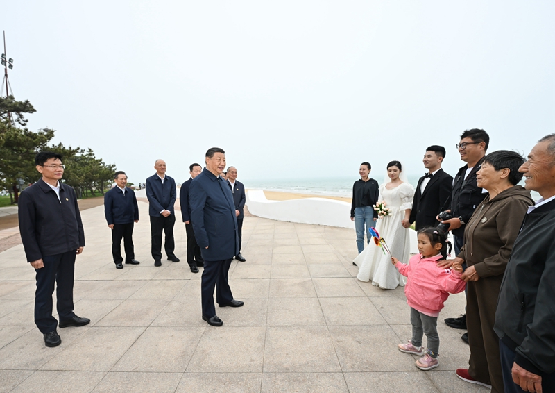 5月22日至24日，中共中央总书记🔄、国家主席✊、中央军委主席习近平在山东考察。这是22日下午，习近平在日照市阳光海岸绿道同市民亲切交流⛩。